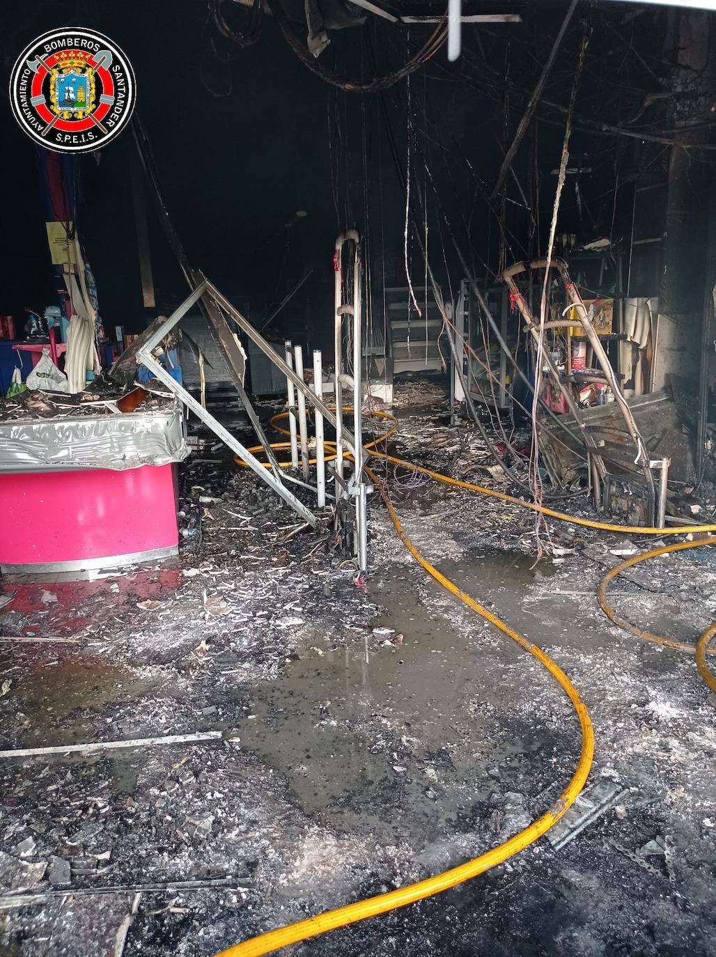 Fotos: Las imágenes del incendio del supermercado y el dispositivo de extinción