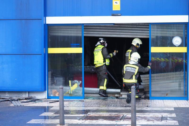 Fotos: Las imágenes del incendio del supermercado y el dispositivo de extinción