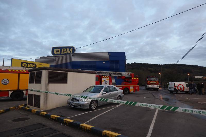 Fotos: Las imágenes del incendio del supermercado y el dispositivo de extinción