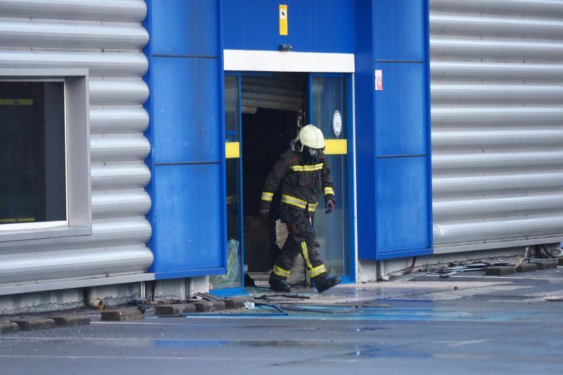 Fotos: Las imágenes del incendio del supermercado y el dispositivo de extinción