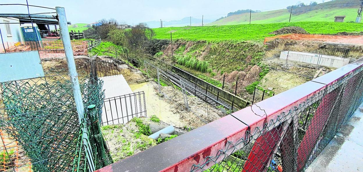 Vista de la cimentación del nuevo puente de Sel del Rey, desde la pasarela peatonal provisional. 