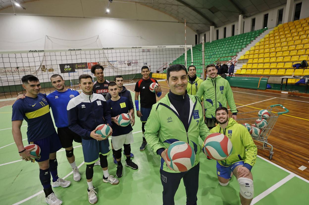 Marcelo de Stéfano, en primer término, junto a la plantilla del Textil Santanderina, en un entrenamiento de esta semana. 