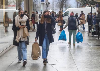 Imagen secundaria 1 - Las rebajas se inician con las estanterías llenas