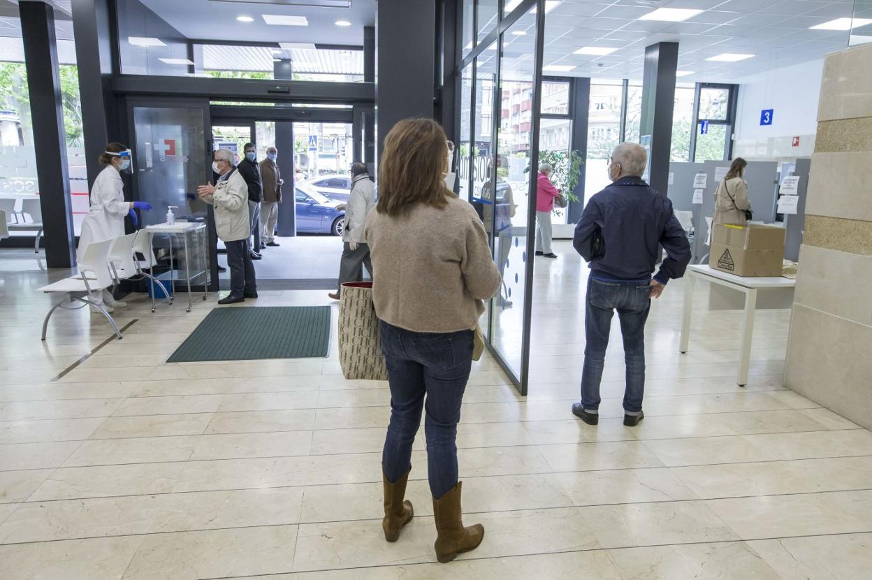 Los protocolos covid condicionan la atención al público en los centros de salud de Cantabria. 