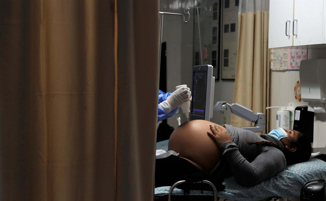 Momento en el que se realiza una ecografía a una mujer en avanzado estado de gestación. 