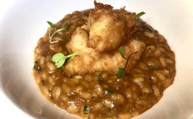 Imagen principal - Arriba, arroz con cigalitas. Abajo, anticucho de presa ibérica y Nacho del Corral, jefe de cocina y propietario del Daría.