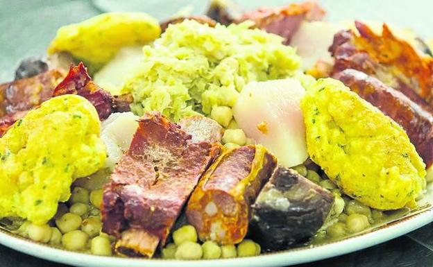 Imagen principal - Sopa de cocido, garbanzos y compaño y cazuelita de manitas de cerdo