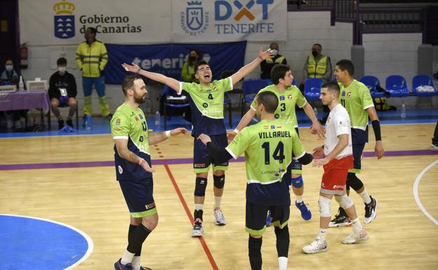 Los jugadores del Textil Santanderina celebran la victoria ante el L'Illa Grau.