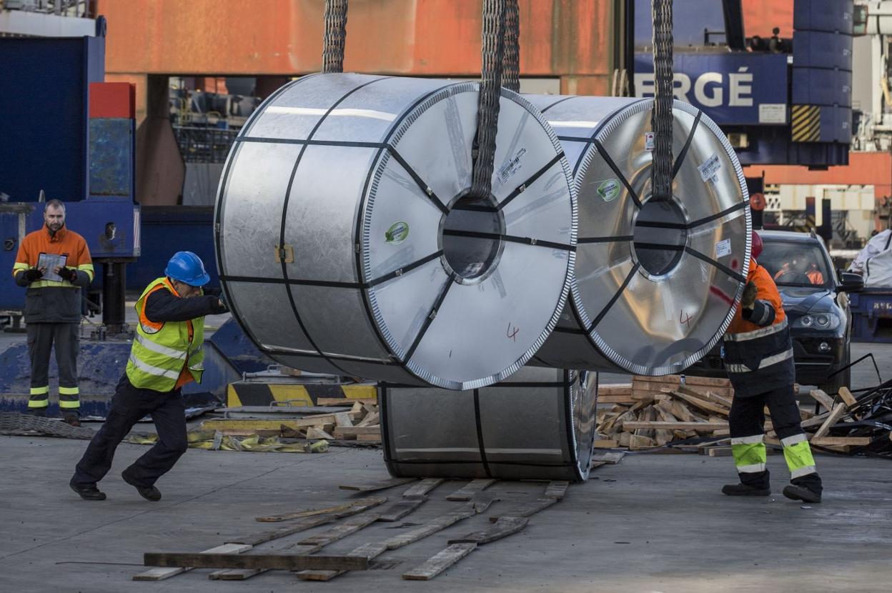 Operarios en el Puerto de Santander preparan la estiba de material siderúrgico en uno de los buques abarloados en los muelles de la capital autonómica.