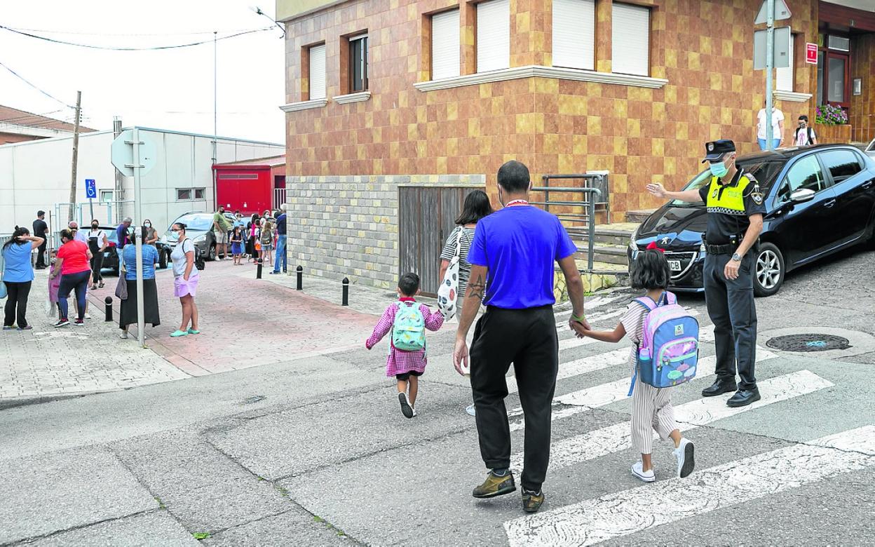 La Policía Local velando por la seguridad de los alumnos a la entrada de un colegio. 