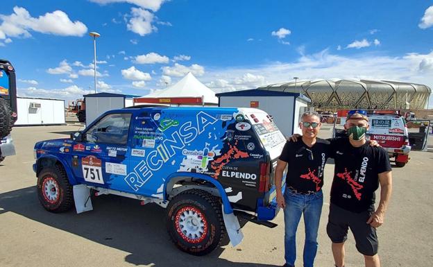 Puesta a punto para arrancar. Los hermanos Benavente, junto a su Nissan ya reparado