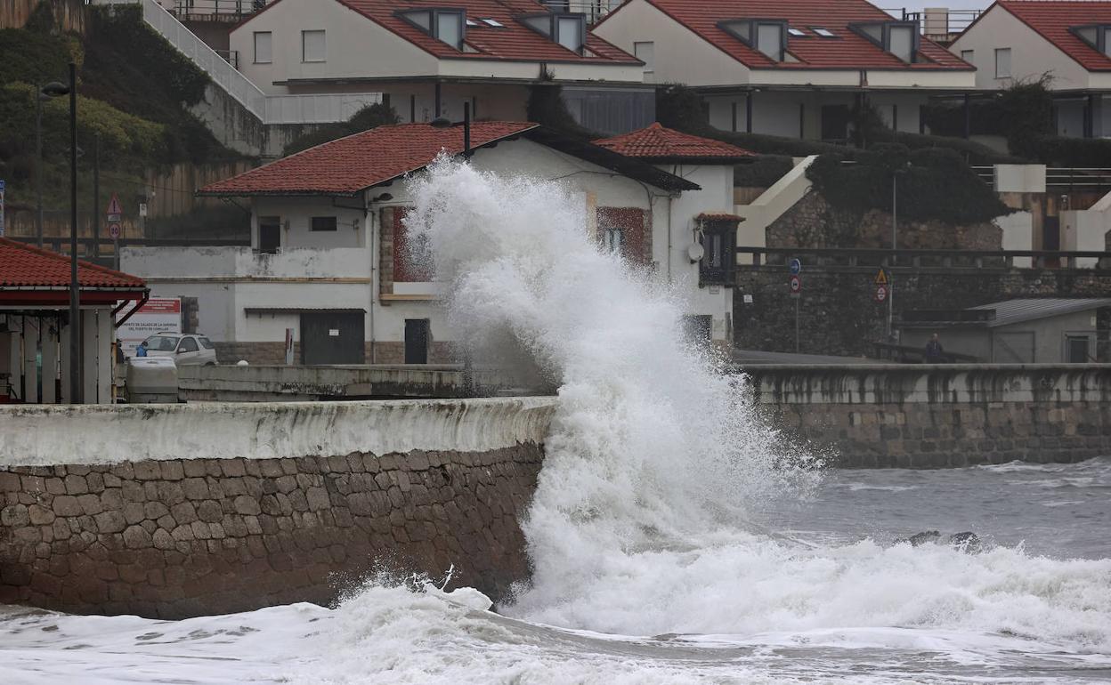 Imágenes del fuerte oleaje, tomadas este domingo en la costa de Comillas y en Oyambre.