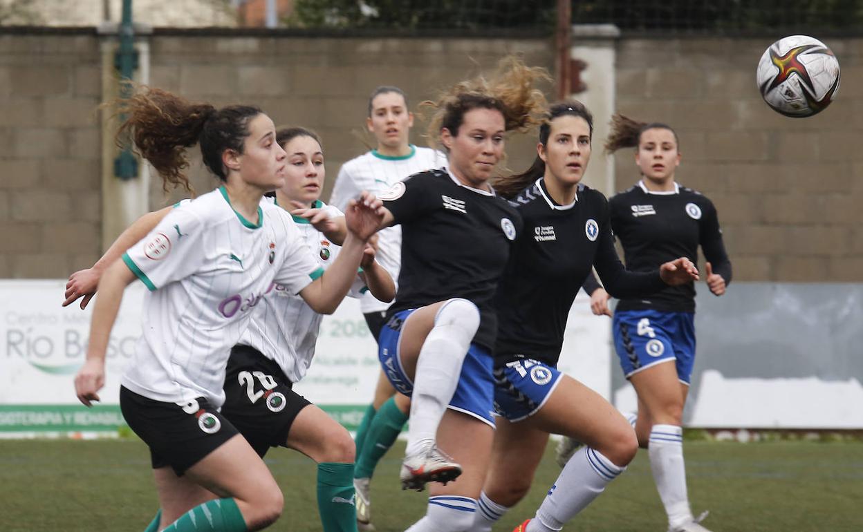 Las verdiblancas María José Gutiérrez e Irene Campo disputan un balón a las aragonesas. sane