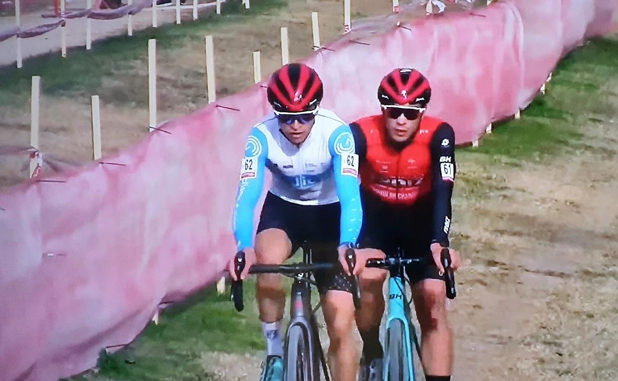 Miguel Rodríguez (izquierda) y Gonzalo Inguanzo, en un momento de la carrera.