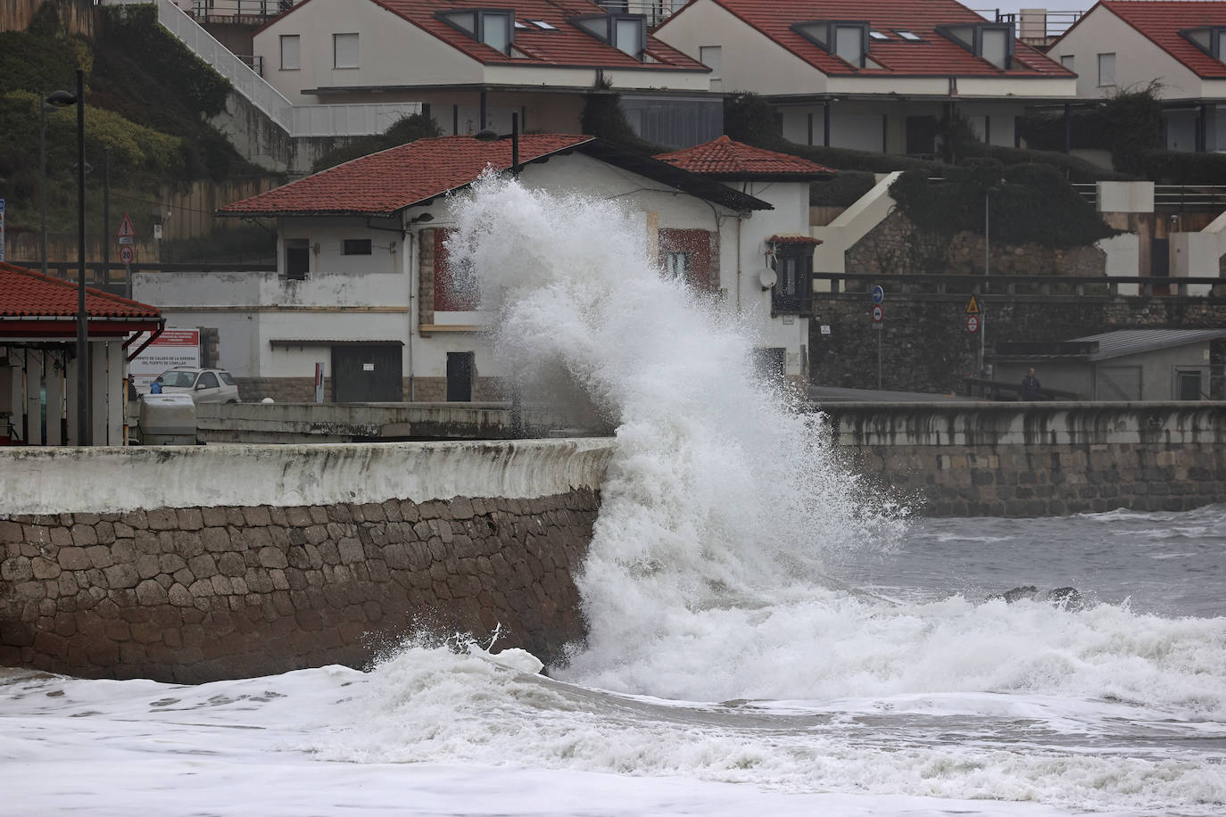 Fotos: Imágenes del temporal marítimo en Comillas y Oyambre