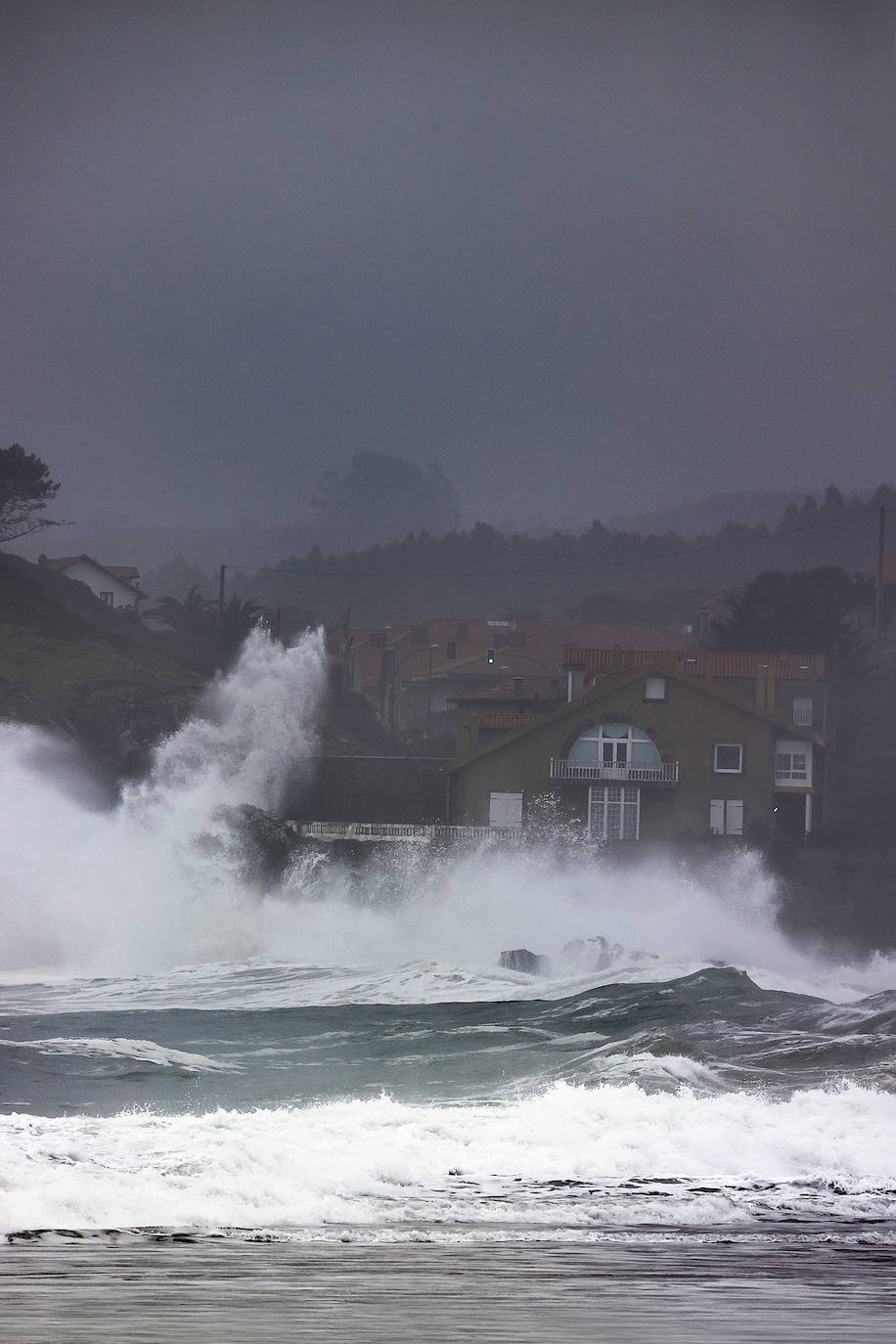 Fotos: Imágenes del temporal marítimo en Comillas y Oyambre