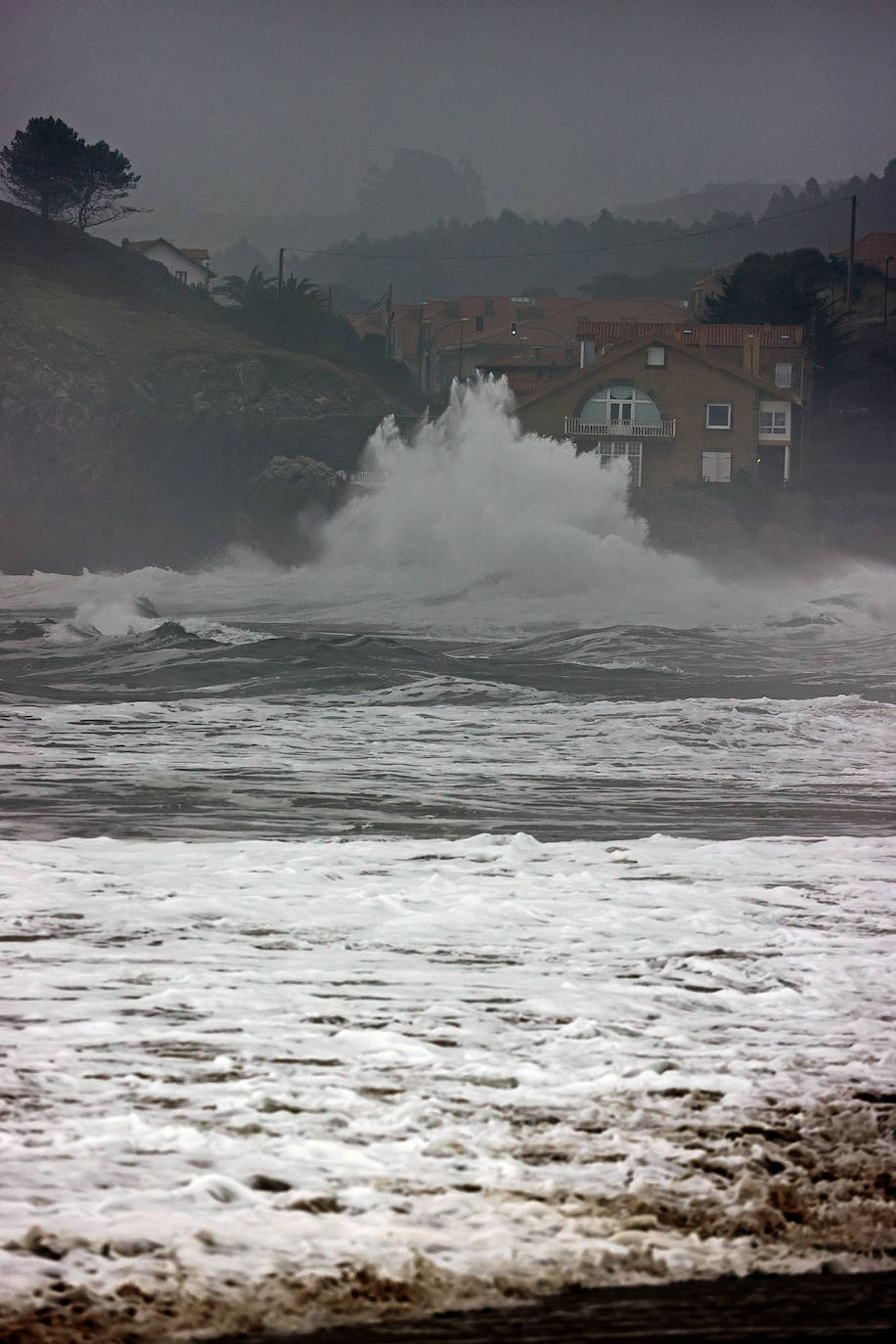 Fotos: Imágenes del temporal marítimo en Comillas y Oyambre