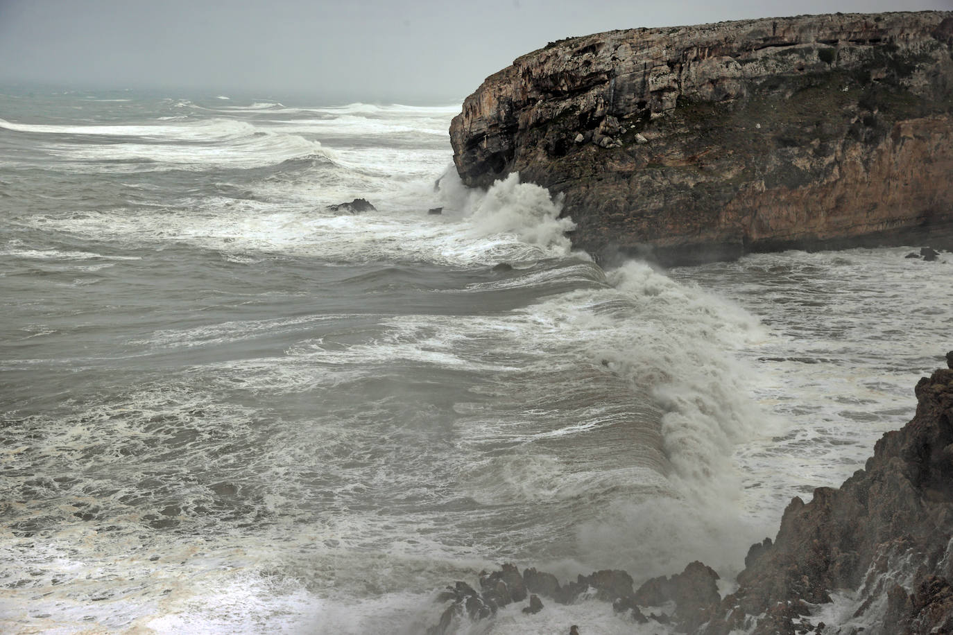 Fotos: Imágenes del temporal marítimo en Comillas y Oyambre