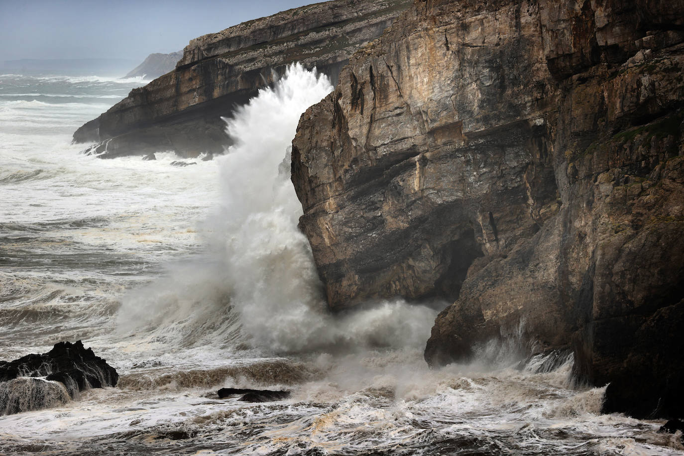 Fotos: Imágenes del temporal marítimo en Comillas y Oyambre