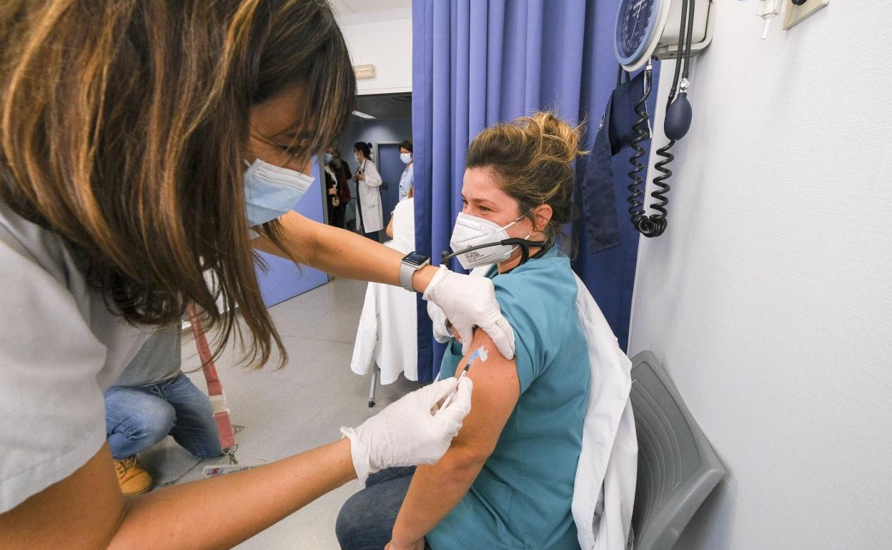 Sanidad trata de atajar el incremento de contagios entre el personal para poder hacer frente a una demanda asistencial creciente