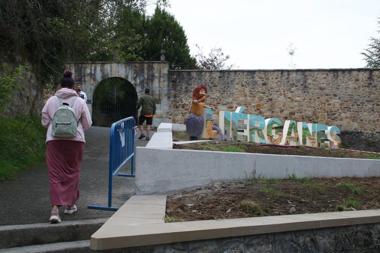 En verano se remodeló el espacio y un letrero turístico sustituyó a la antigua Cruz de los Caídos. 