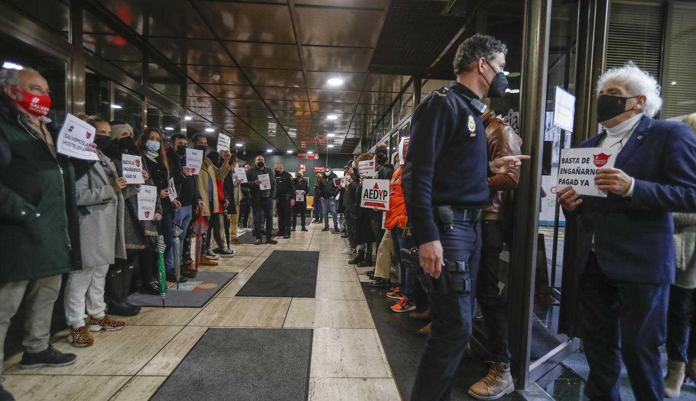 Fotos: Los hosteleros protestan para reclamar las ayudas prometidas