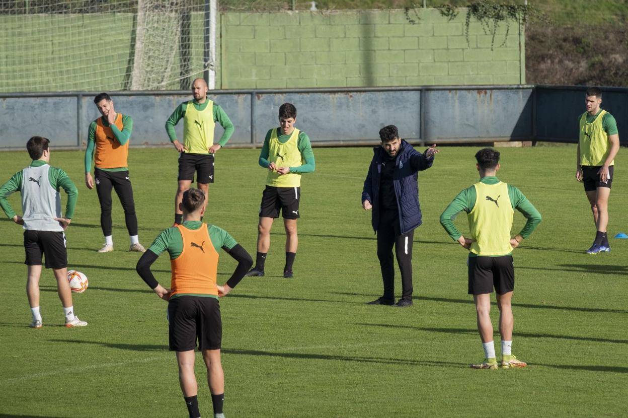 Guillermo Fernández Romo da instrucciones a sus futbolistas durante un entrenamiento en La Albericia. 