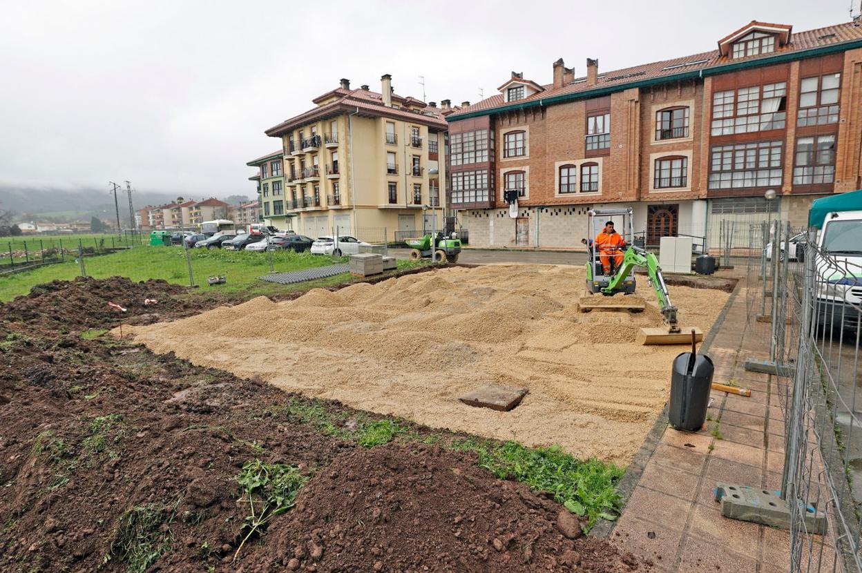 Un operario trabaja con una pequeña excavadora en el parque de Las Salinas. 