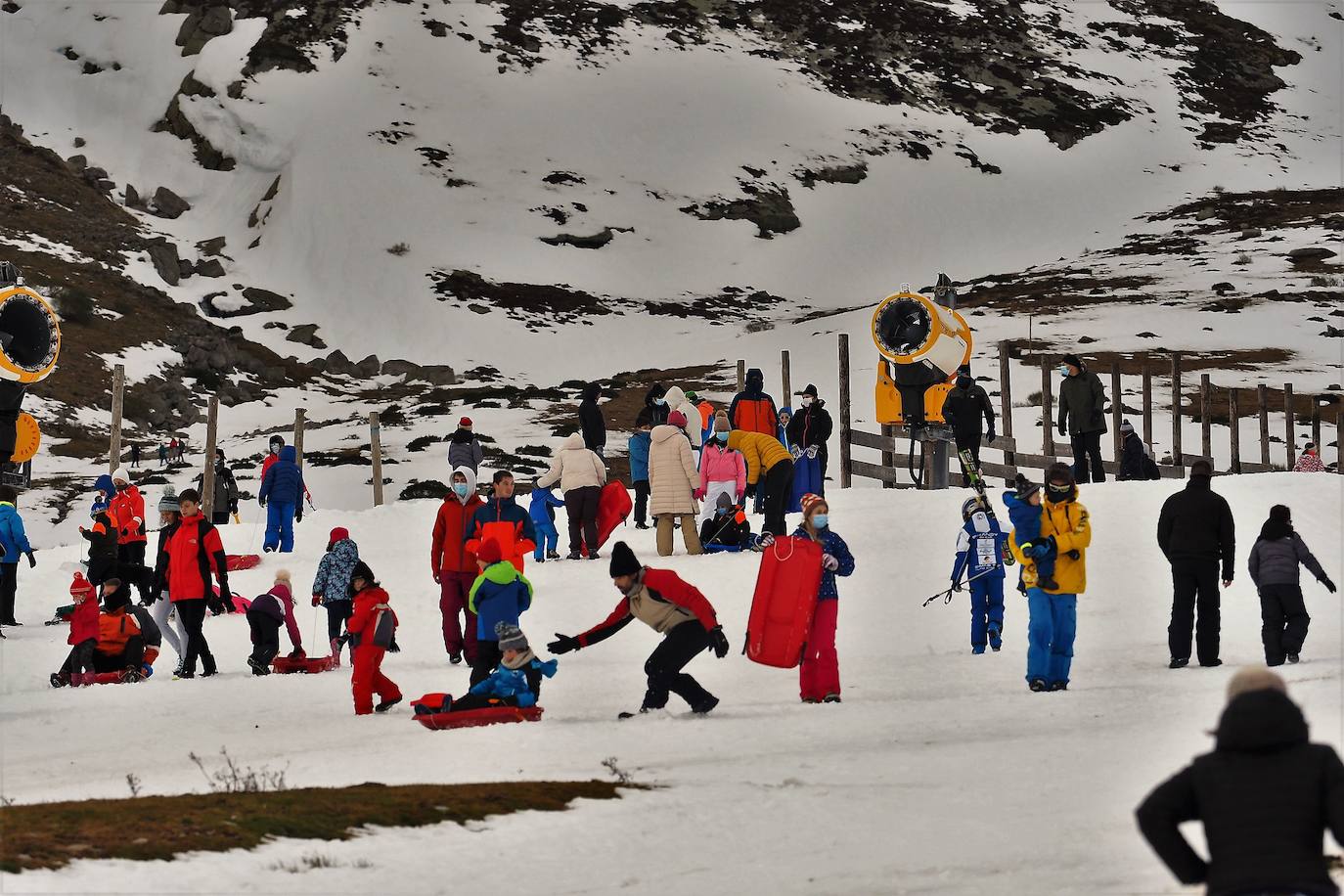 Imagen de archivo de niños y padres en Alto Campoo.