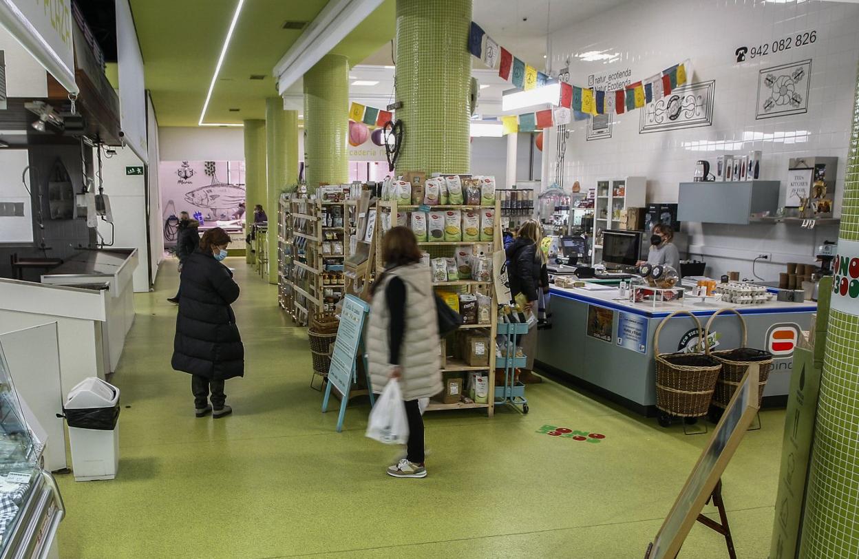 Vista de los puestos en el interior del Mercado de Abastos de Torrelavega. luis palomeque