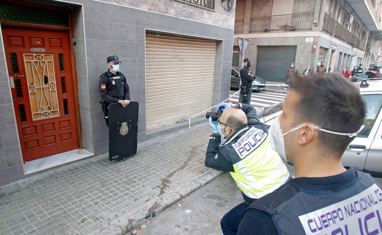 La policía científica, en el domicilio ilicitano donde se detuvo a Francisco N.