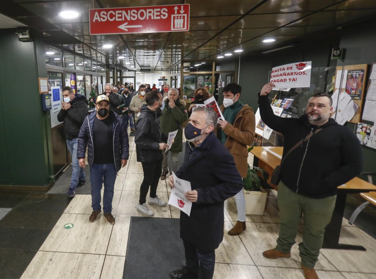 La protesta de los empresarios del ocio nocturno, este pasado martes, en la sede de la Consejería de Economía y Hacienda.