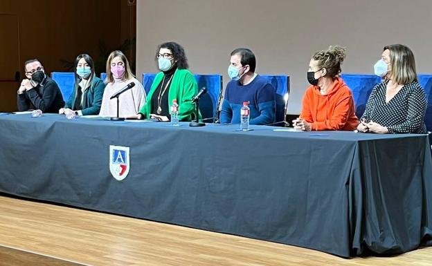 Agüero, durante su discurso, rodeada de la junta directiva del Colegio.