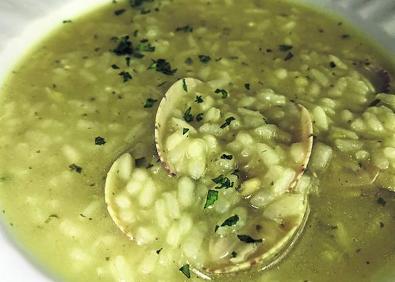 Imagen secundaria 1 - Sabroso arroz con almejas; y clásicos escalopines de la casa con patatas paja.