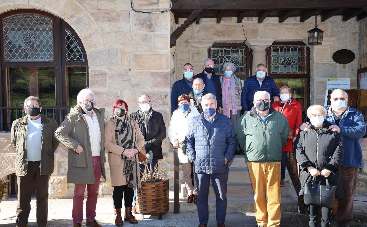 Asistentes a la asamblea para renovar la junta directiva de la Cofradía del Aguardiente de Orujo y Vino de Liébana 