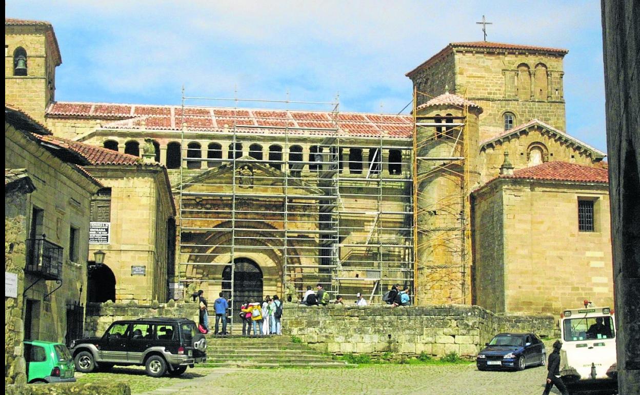 Imagen de la Colegiata durante la restauración que se inició a comienzos del presente siglo. 