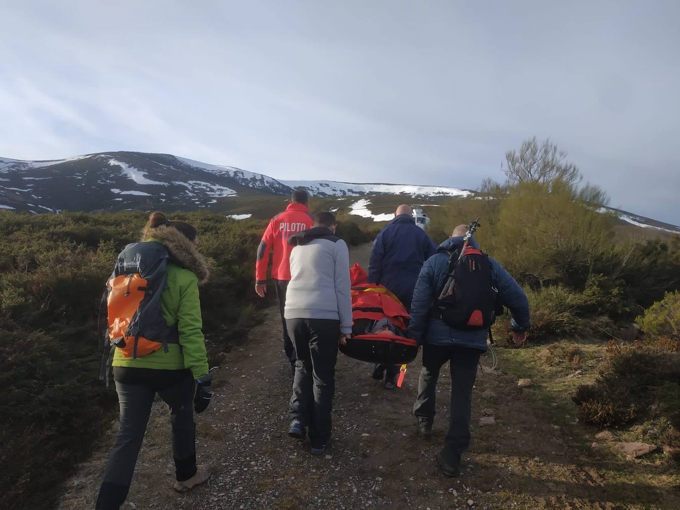 El equipo de rescatadores evacúa al hombre herido en el Collado de Sejos.