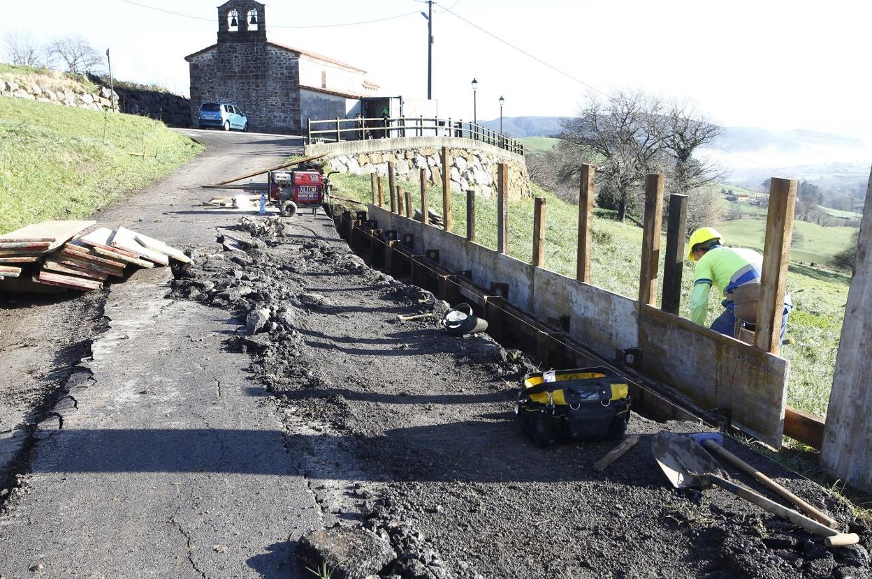 Trabajos de reparación del argayo situado junto a la ermita de La Montaña. 