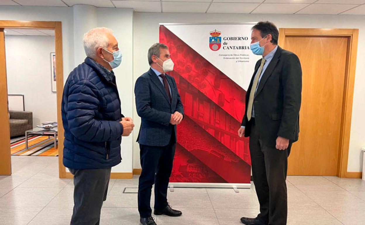 El consejero y el alcalde han abordado los principales proyectos del municipio en la Consejería de Obras Públicas.