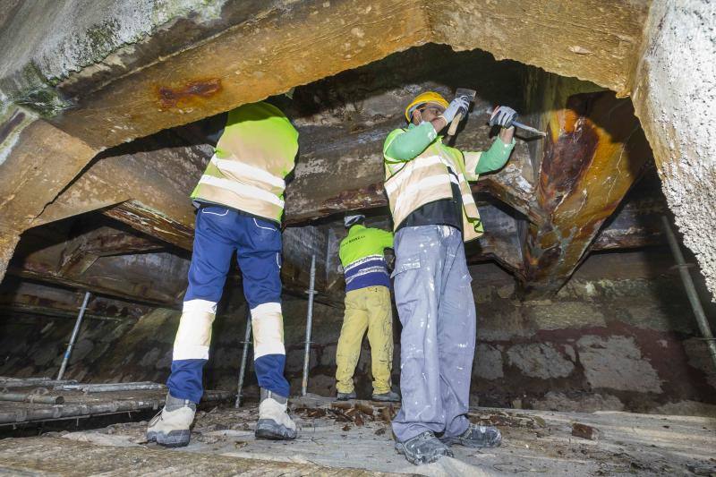 El muelle actual, de los 40, se construyó durante la posguerra, con grandes dificultades para adquirir materiales de calidad lo que provoca que, actualmente, esté al final de su vida útil.