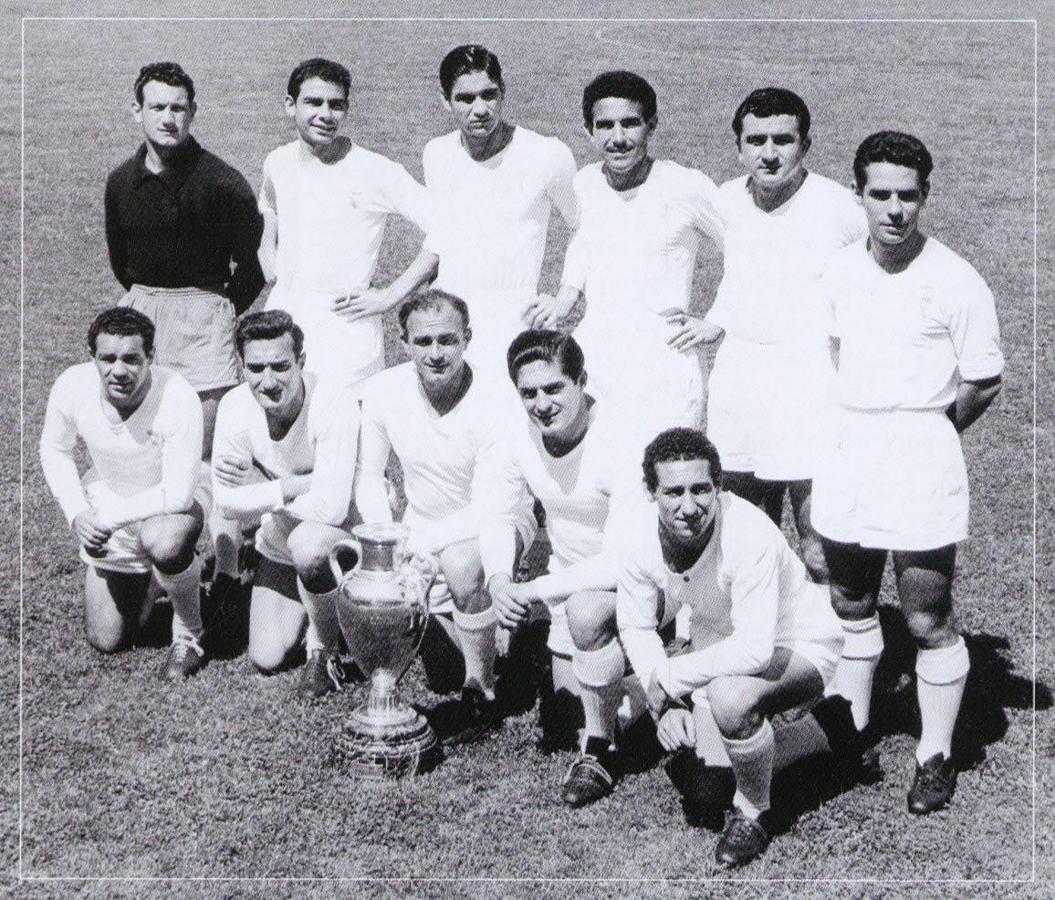 Los jugadores del Real Madrid posan con el trofeo que acredita al equipo blanco como campeón de la Copa de Europa 1955/56 (arriba de izquierda a derecha: Juanito Alonso, Atienza II, Marquitos, Lesmes, Muñoz y Zárraga. Abajo, Joseíto, Marsal, Di Stéfano, Rial y Gento).