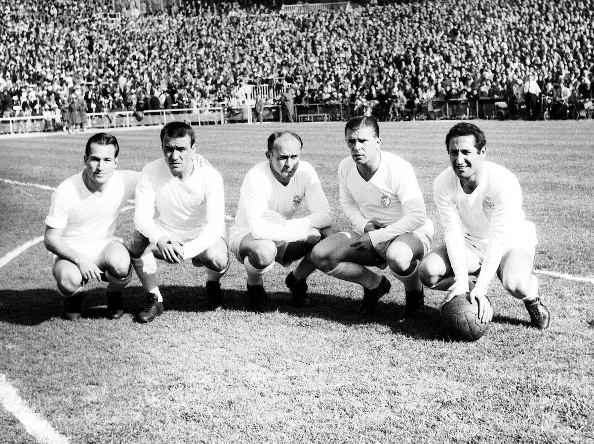 Del Sol, Tejada, Alfredo Di Stefano, Ferenc Puskas y Paco Gento (de izquierda a derecha) posan antes de disputar un partido de Liga en el Santiago Bernabéu.