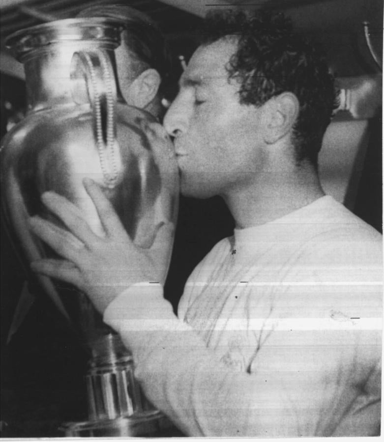 Paco Gento besa la copa de Europa de 1966.