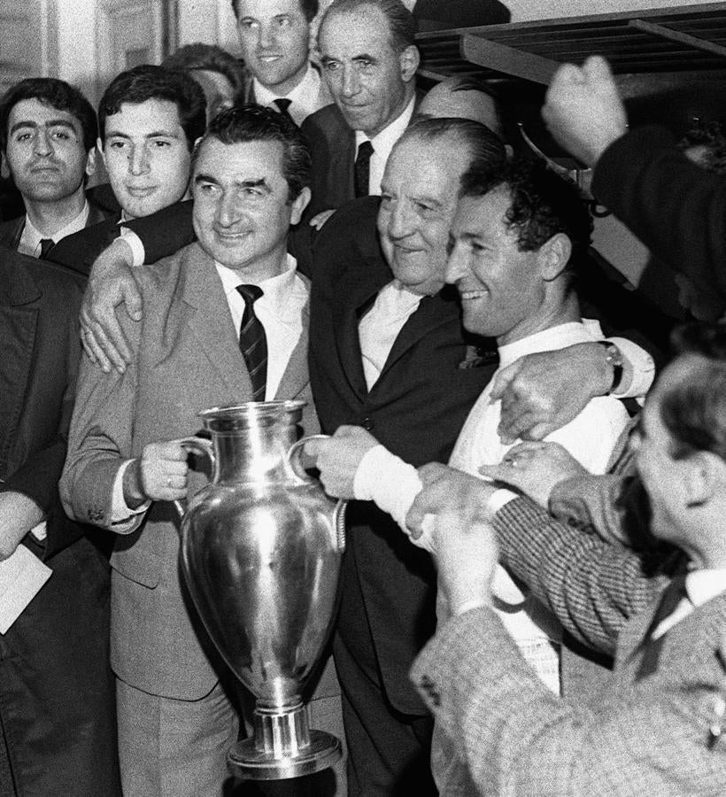 El Real Madrid conquista su sexta Copa de Europa. En la imagen, el entrenador, Miguel Muñoz; el presidente, Santiago Bernabeu y el capitán, Paco Gento, sostienen el trofeo conseguido. 