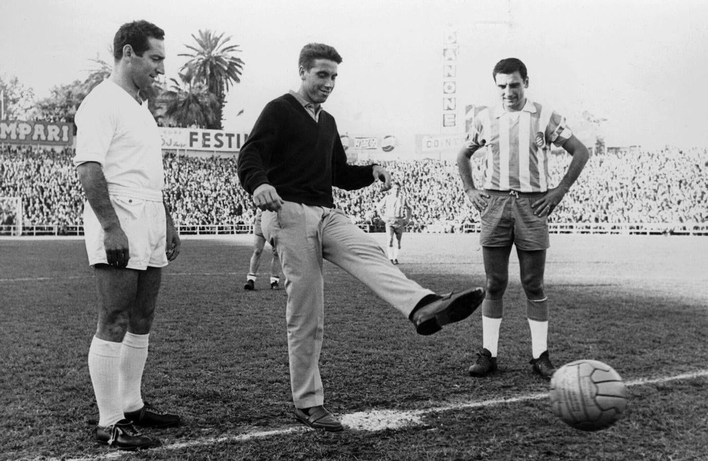 Paco Gento, junto a Manolo Santana, tenista español campeón de Wimbledon, que realiza el saque de honor en el partido de liga que se celebra en Barcelona entre el R. C. D. Español y el Real Madrid. 