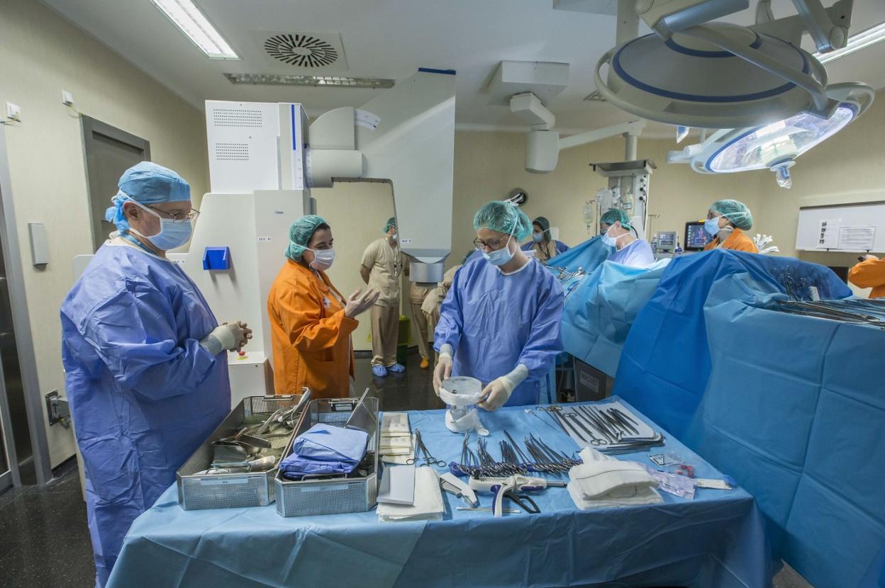 El equipo de cirugía se prepara para realizar una intervención a un paciente oncológico en el Hospital Valdecilla. 