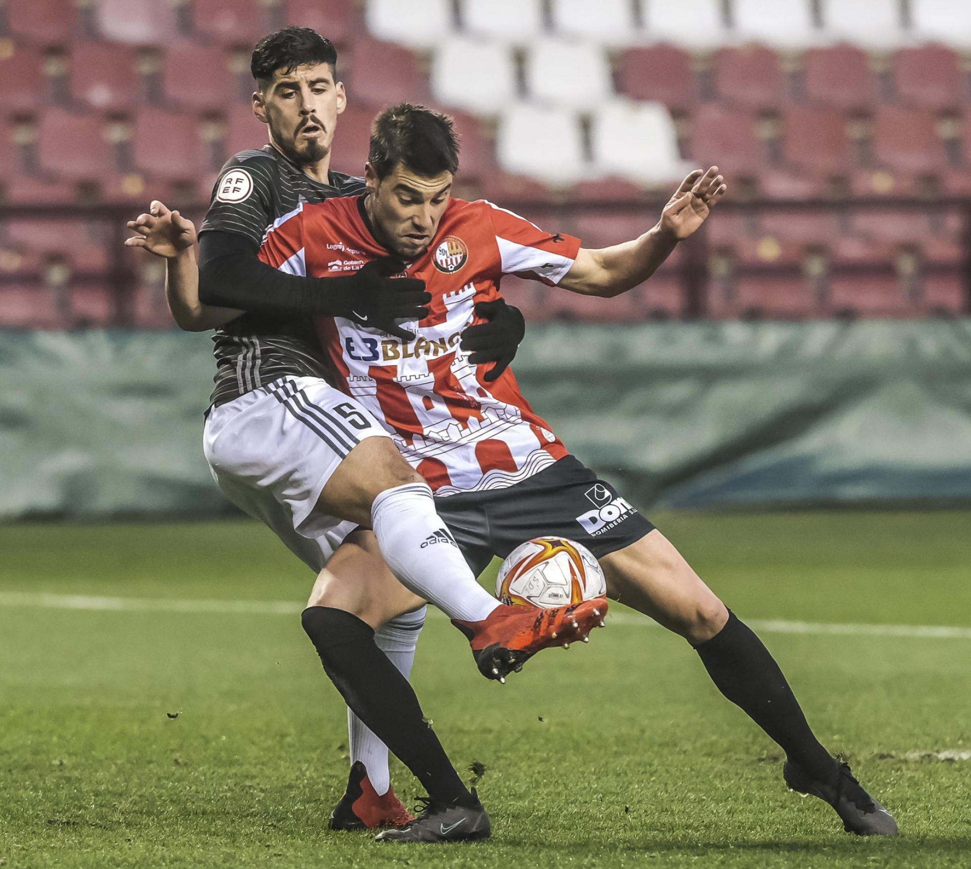 Jon Ander protege el balón en un partido de esta temporada con la SD Logroñés. 