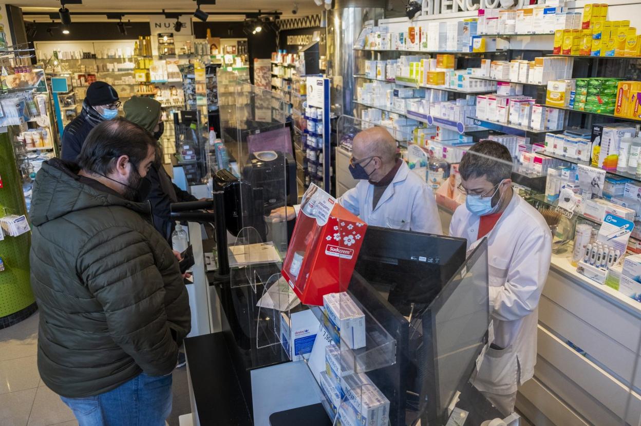 Clientes, ayer, en la farmacia Iraola Valdés, en la Avenida de Los Castros, en Santander. 