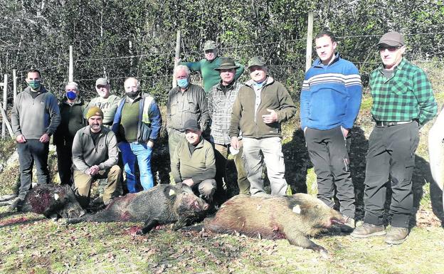 Integrantes de la Cuadrilla 93, de Sergio Revuelta, con los tres animales que abatieron en El Tornillo. 