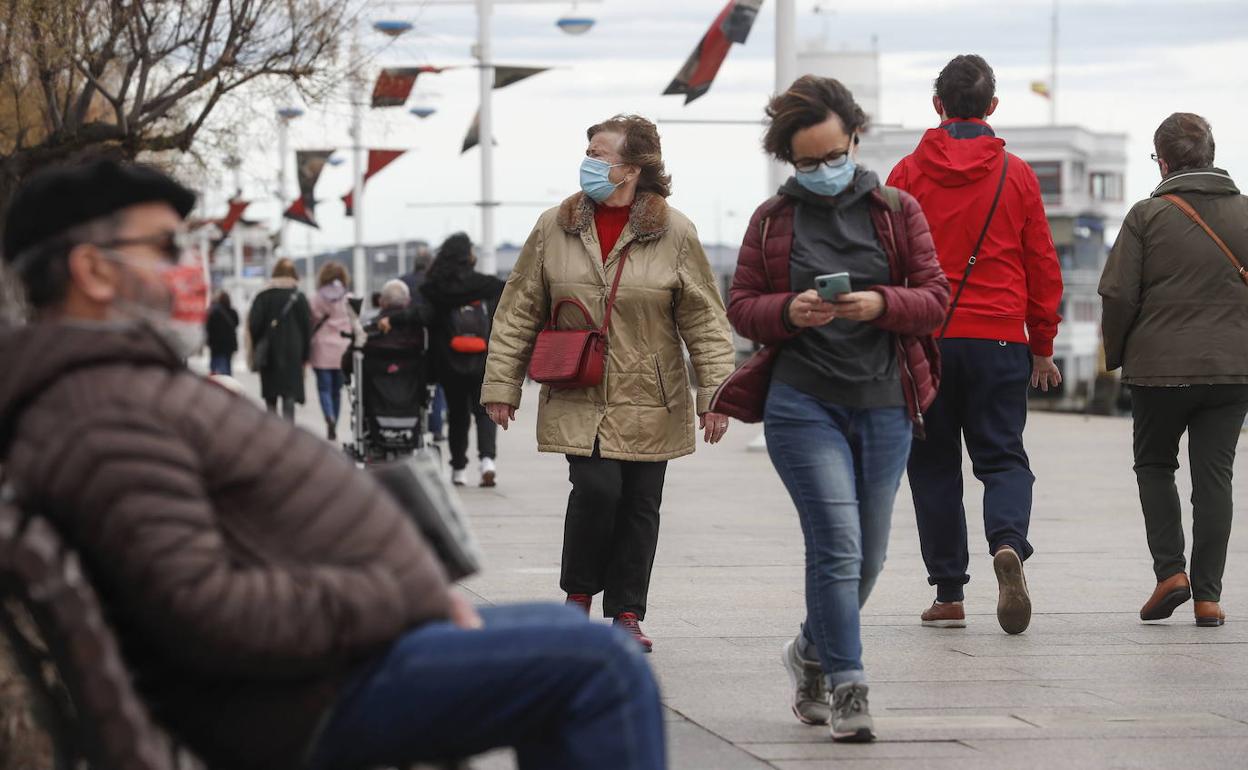 Cantabria vislumbra el pico de la sexta ola, a pesar de los 2.000 contagios